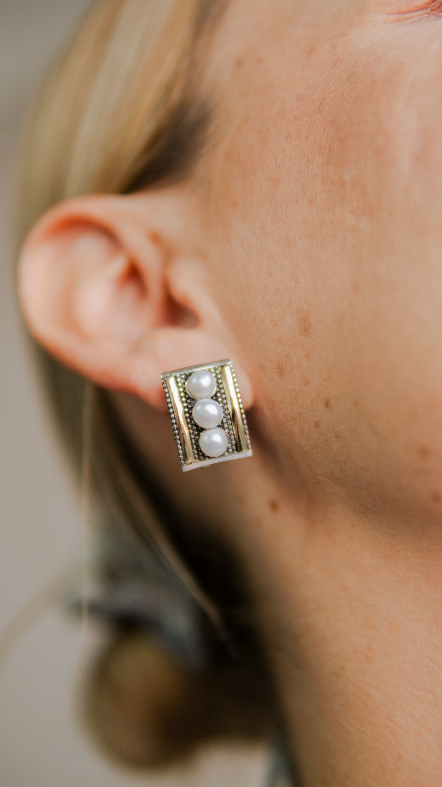 Aura Pearl Aretes