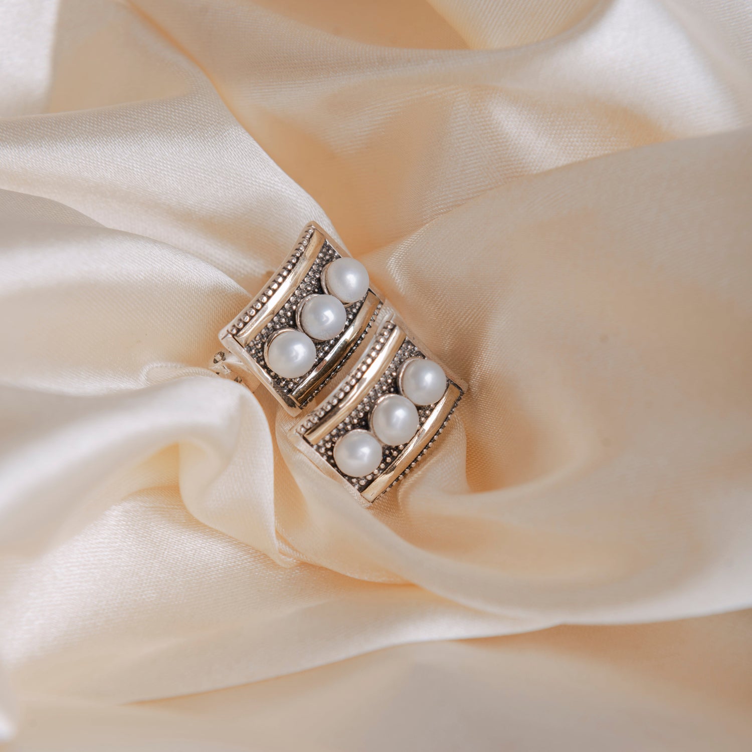 Aura Pearl Aretes