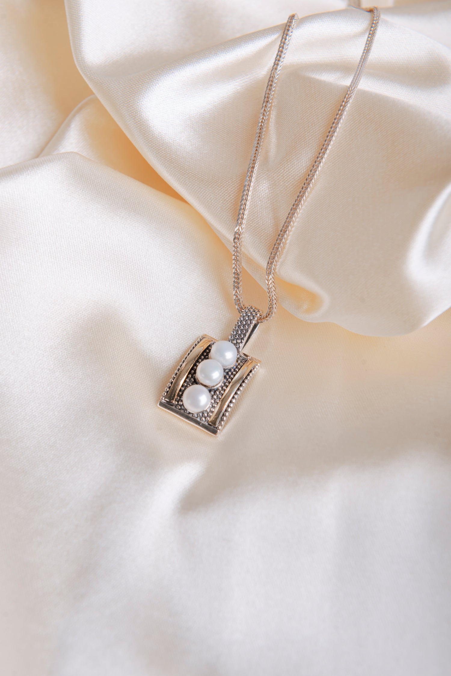 Aura Pearl – Dije