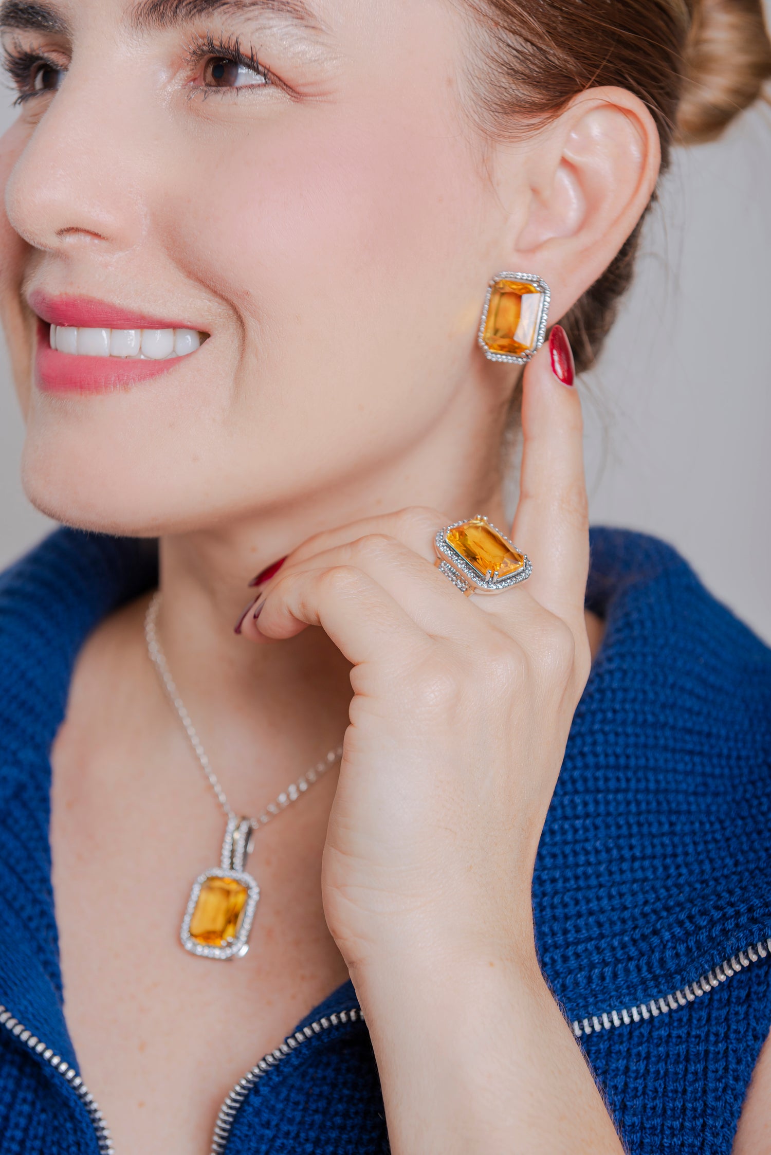 Set Aura Dorada – Anillo, Aretes Tipo Omega y Dije en Plata 925 con Zircones Amarillos