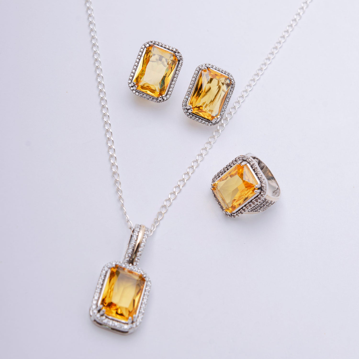 Set Aura Dorada – Anillo, Aretes Tipo Omega y Dije en Plata 925 con Zircones Amarillos